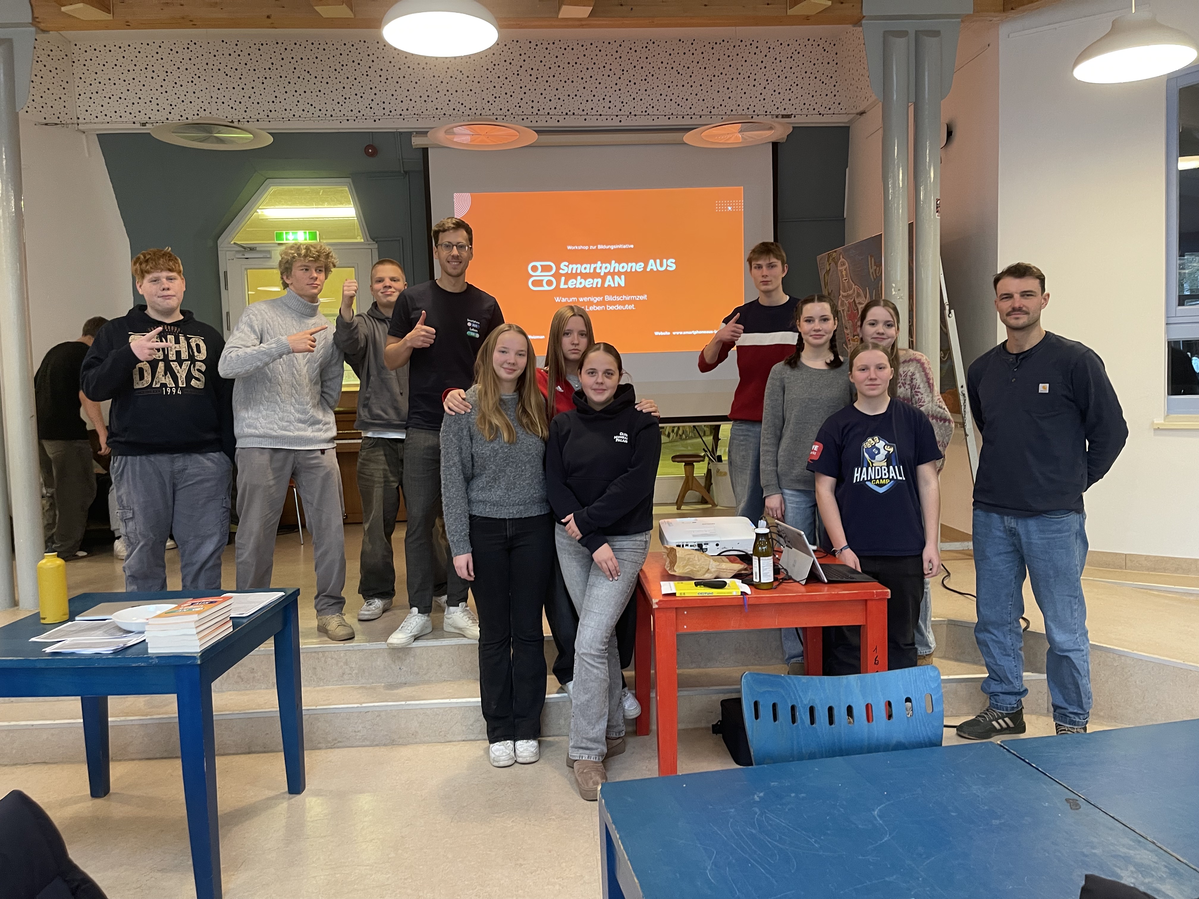 Jacob Weizman mit Schulklasse beim Workshop